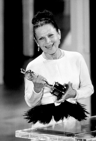 A picture of Ruth Gordon holding an award and smiling